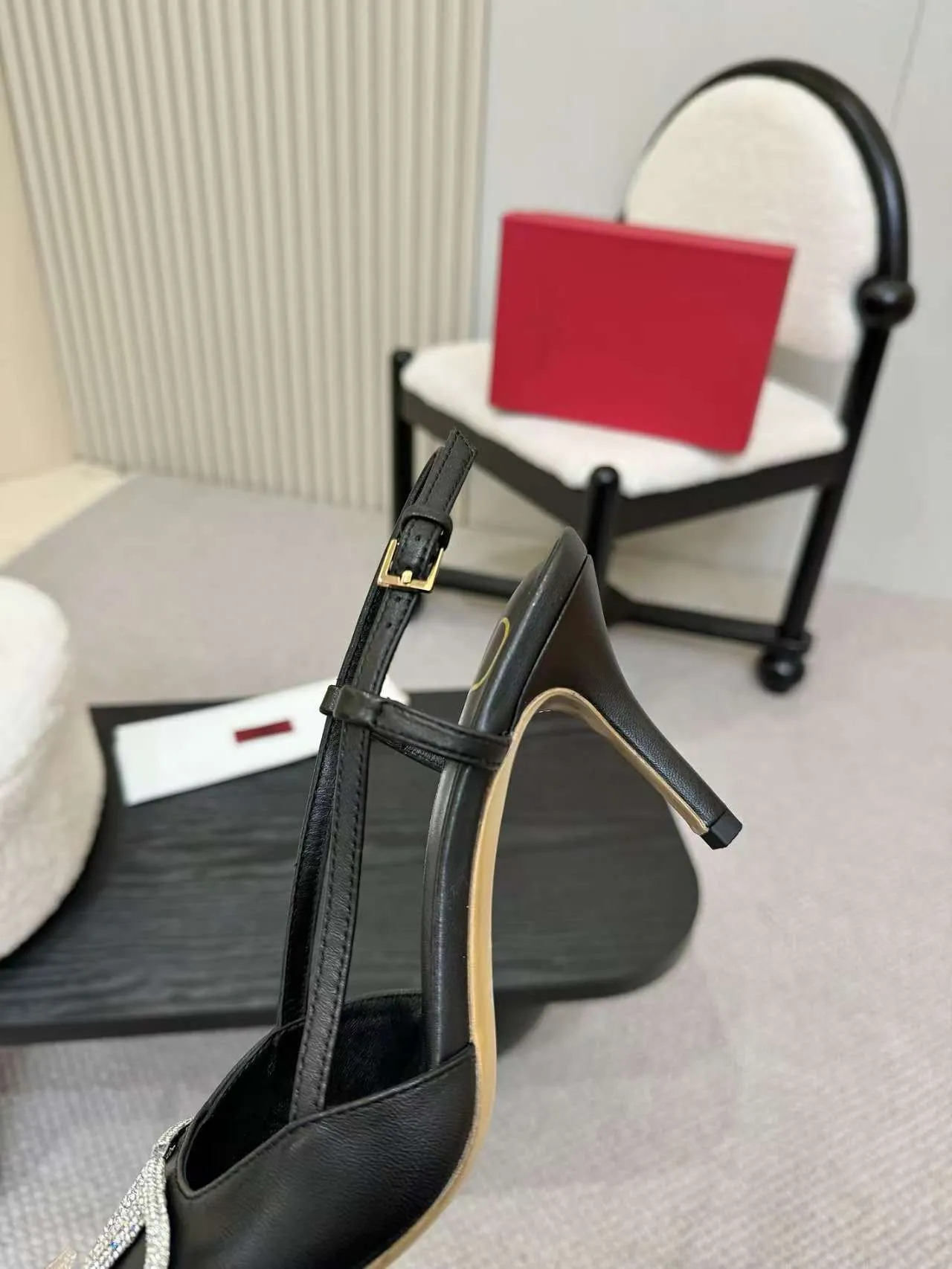 👟👟Ex-factory price 400👟👟 Genuine leather sole + 40 Kloesch diamond buckle Valentino. Valentino large v-buckle sandals ㊙️Latest series of counters Authentic grade version with perfect details. Authentic products are made one to one. All the details are consistent with the authentic ones. The upper foot is very pedicure type. The key point is that it is very good and easy to control. It does not grind the feet and does not tire the feet. It is a walking artifact, exclusive mold opening. The highest version on the market. Fabric: Imported sheepskin, lining and foot pads all sheepskin. Sizes (34 to 42). Customized sizes 34 and 42 are non-returnable and non-exchangeable. Heel height: 7.5CM. Rubber sole. Genuine leather sole +40